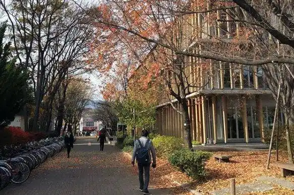 信州大学创立于1873年,前身是上田蚕丝专门学校,是日本北陆地区首屈一