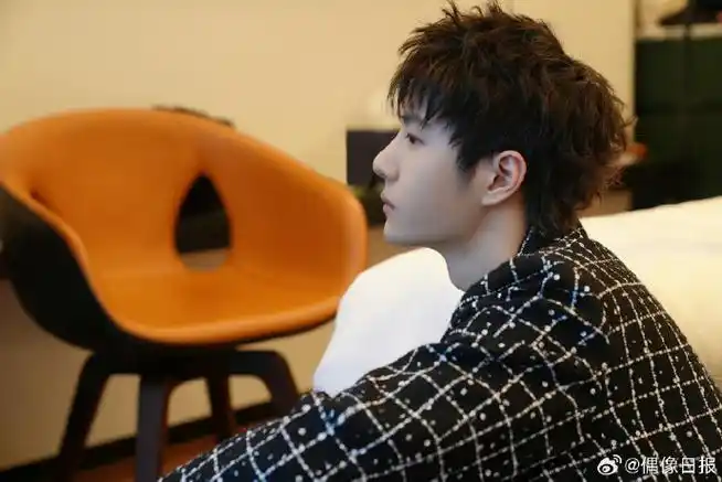 王一博侧拍照##王一博小香风侧拍