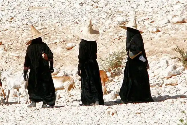 绘画参考#也门传统服饰,通常由身当地女性牧民和野外工作者穿着.