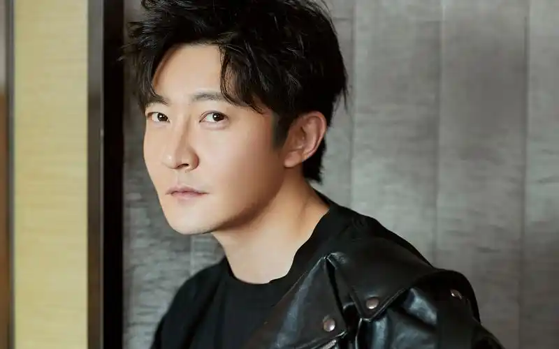 郭京飞夹克风帅气图片桌面壁纸