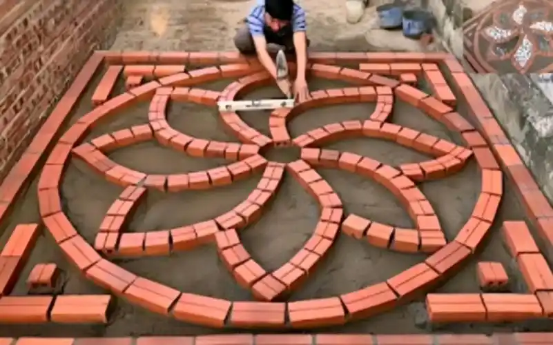 大叔把铺地面的红砖玩出了艺术,真是高手在民间