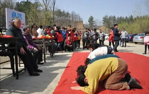 景区举办感恩活动 市民跪拜父母免票