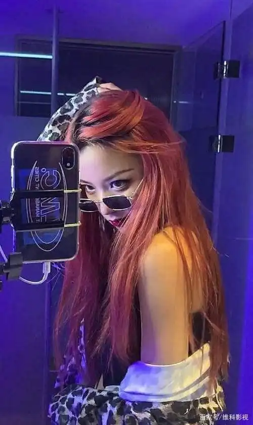 刀小刀sama:甩头变装成就百万粉丝博主