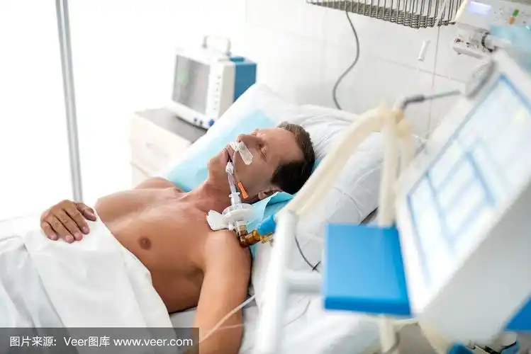 昏迷的病人躺在病床上,使用机械呼吸机