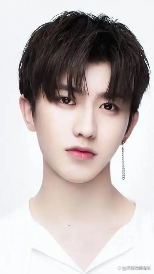 前经纪公司放大招爆料蔡徐坤整容,粉丝替他发声,到底整没整呢?