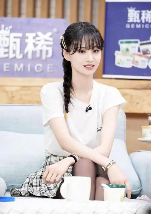 整个造型尽显文艺气息,留着一头柔顺长发的郑爽,坐在沙发上状态非常好