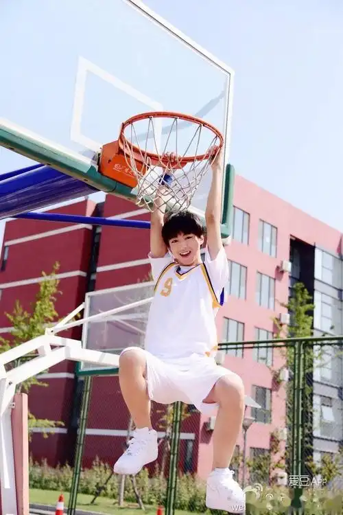 盘点王俊凯打篮球合集 耍帅的样子迷倒粉丝