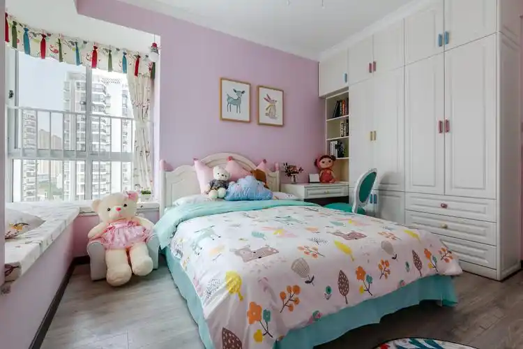 每个小女该都有一个公主梦,所以粉色的墙面,白色的公主床在本案例中也
