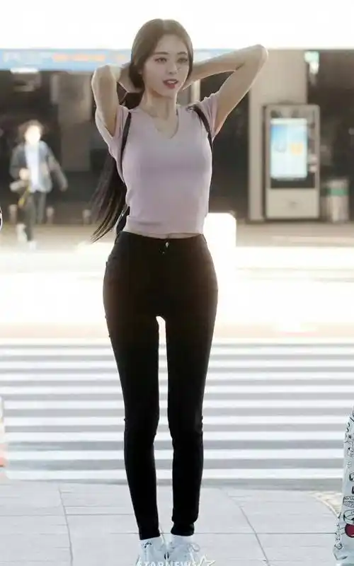 从韩漫中脱颖而出的申有娜,腰臀比无敌,清纯又迷人_上衣_福乐_偶像