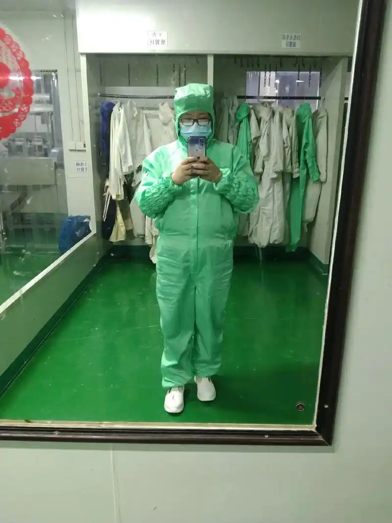 当你换上这身无尘衣,离家几千里来这工厂上着12小时的班,拿着 - 抖音