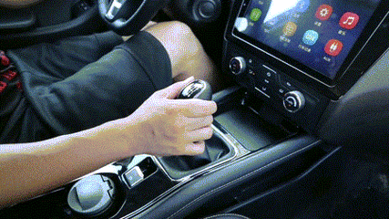 换挡时,可比平时高一个档位,比平时早一会儿换挡,尽量在直行车道换挡.