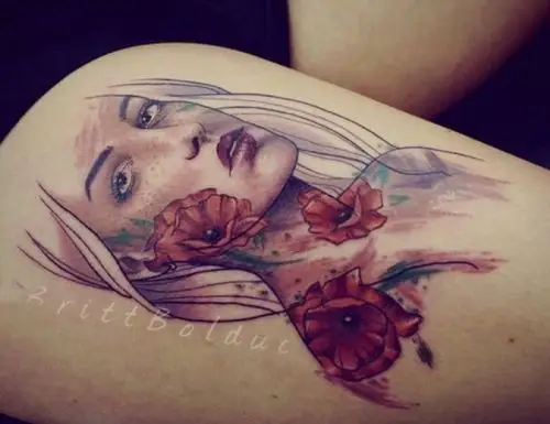 女生大腿上彩绘渐变植物花朵和简单线条人物肖像纹身图案