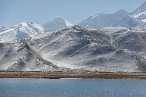 慕士塔格 写美篇  慕士塔格峰的峰顶浑圆,山峰上终年积雪,十余条冰川