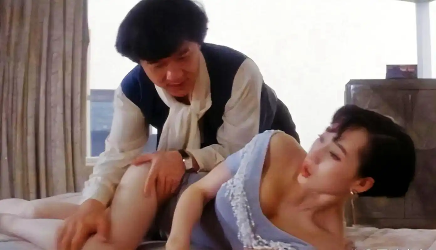 1991年,成龙与利智的一张老照片合影(图1).