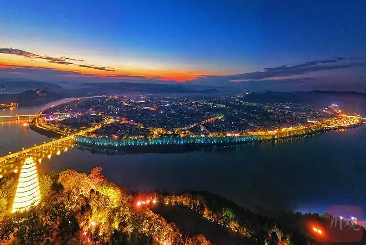暮色下的阆中古城夜景全貌.