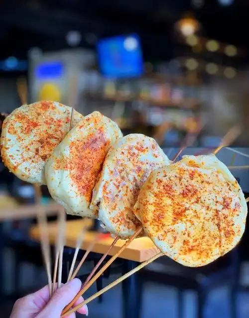 发面的烤饼刷了酱料,外酥里软 图 | 微博@吃肉体喝灵魂