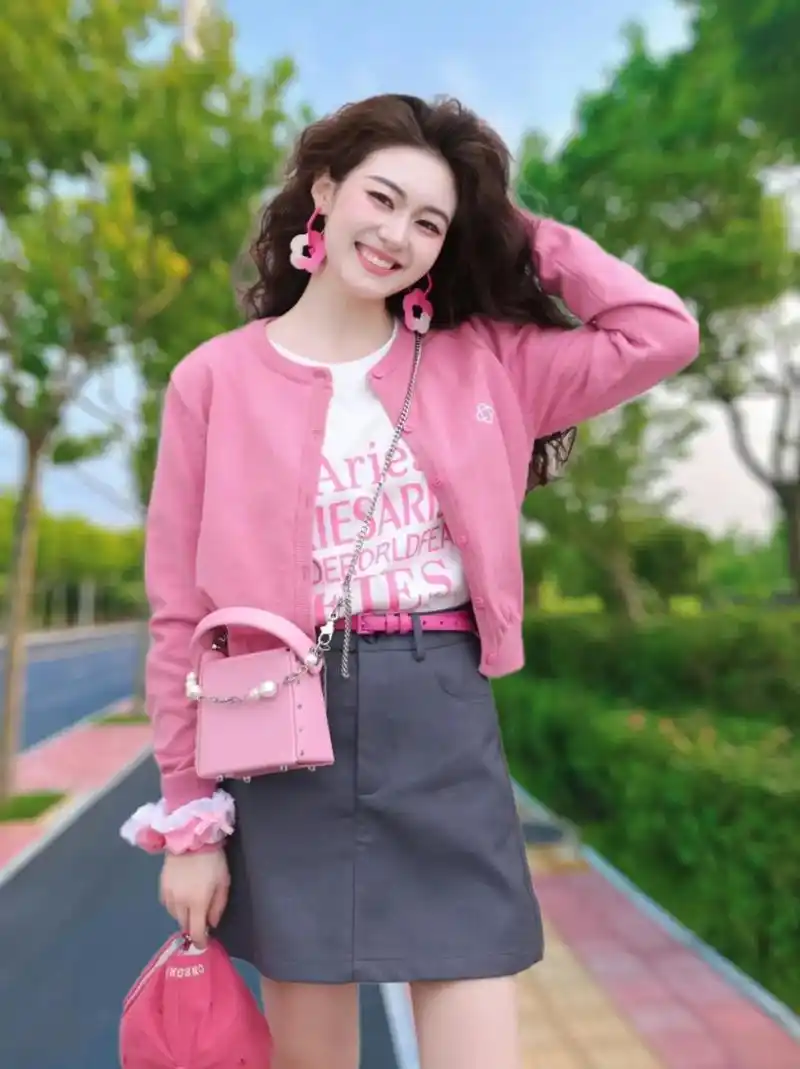 春天漂亮的衣服太多了～姐妹们～这款粉色针织开衫十印花t恤十西 - 抖