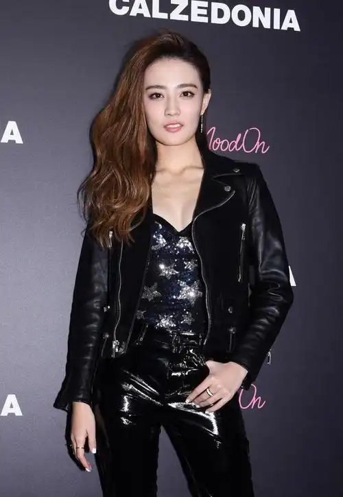 徐璐穿皮衣配液体裤凹造型让我见识了什么叫长得好看衣品也好