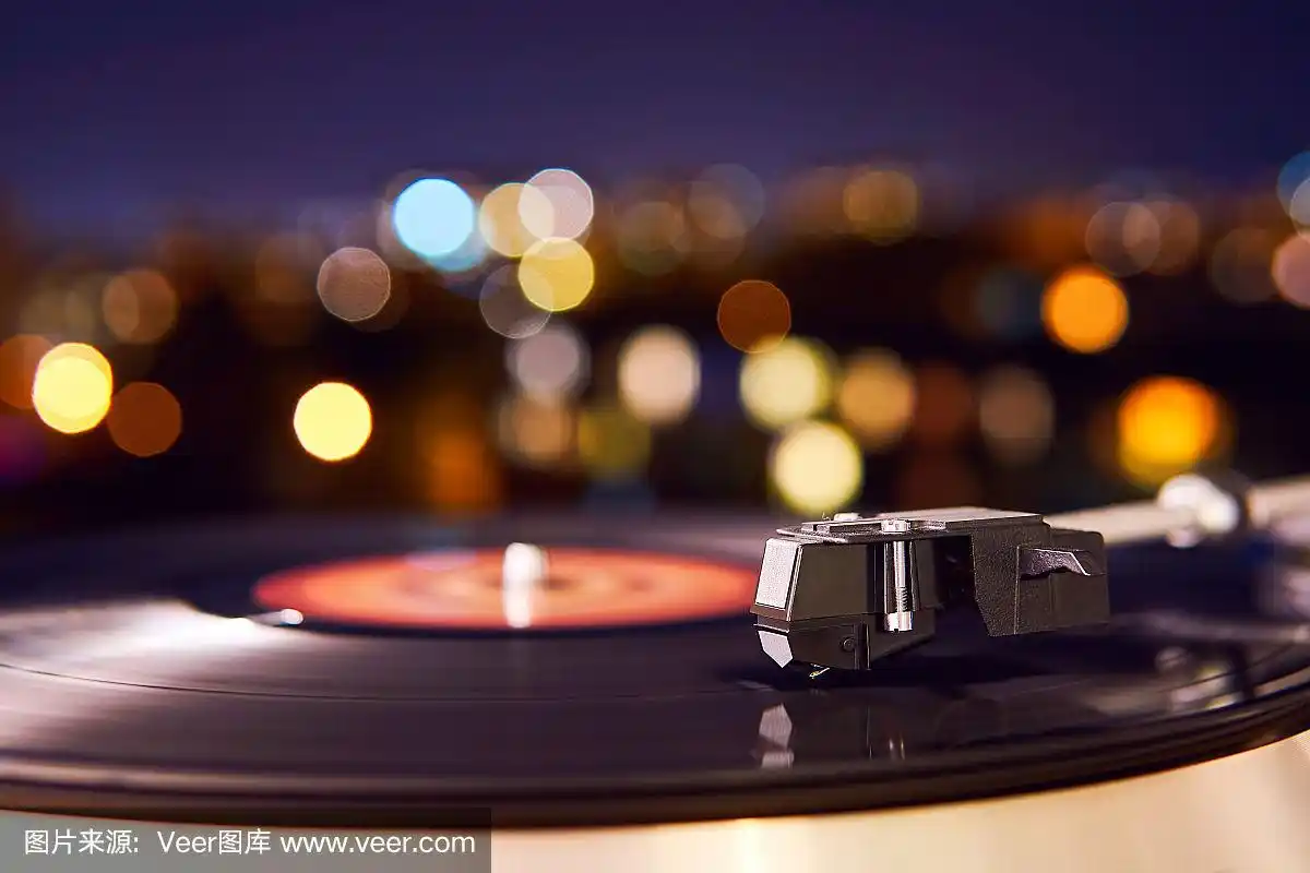 老式的黑胶唱片机.黑胶唱片上的针