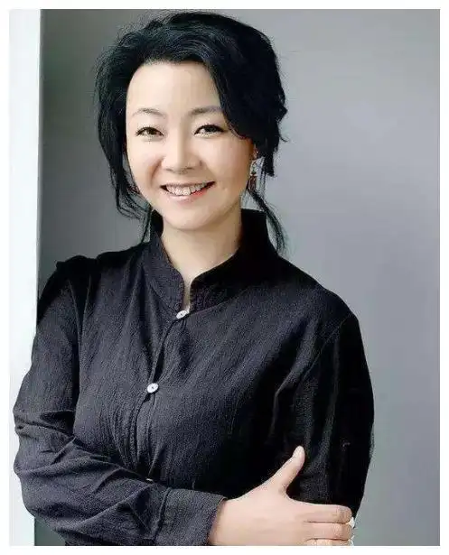 被丈夫8块钱哄走恩爱34年,只生1女的萨日娜,为何被上万人喊娘?