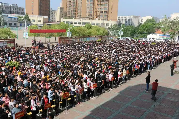 青春点燃梦想,拼搏创造辉煌——光山二中2019年春季田径运动会胜利