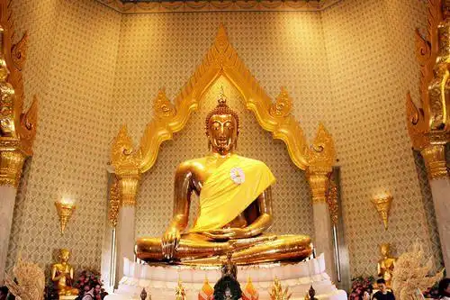 泰国金佛被遗弃荒野200年,工人搬运时摔出无价真身,现惊艳世界|佛像