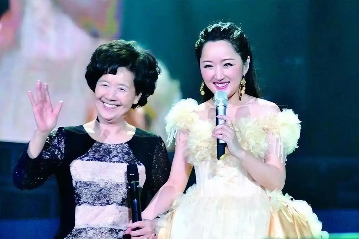 回顾杨钰莹母亲独自将我带大我至今未婚只为给母亲撑起一个家