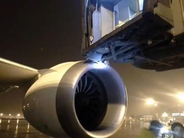 该架飞机发动机整流罩上被撞出大洞.