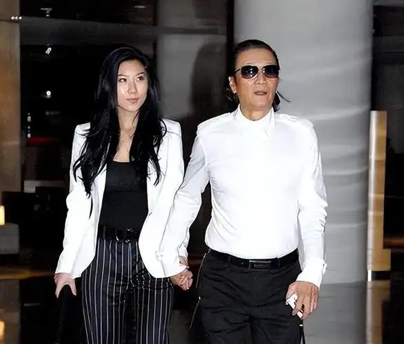 谢贤相差49岁的爷孙恋养了12年的coco分手5年后过得如何