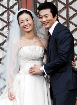 韩剧男神权相佑近照公开妻子为其宣传电影夫妇结婚多年恩爱如初