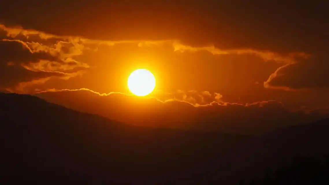 日出东方,太阳之境###秋天色彩大赏 #一张照片形容我的今天 - 抖音