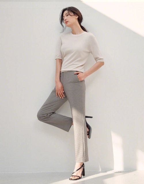 全智贤的蝴蝶腰绝了白色修身上衣搭配橘红色半身裙高级优雅