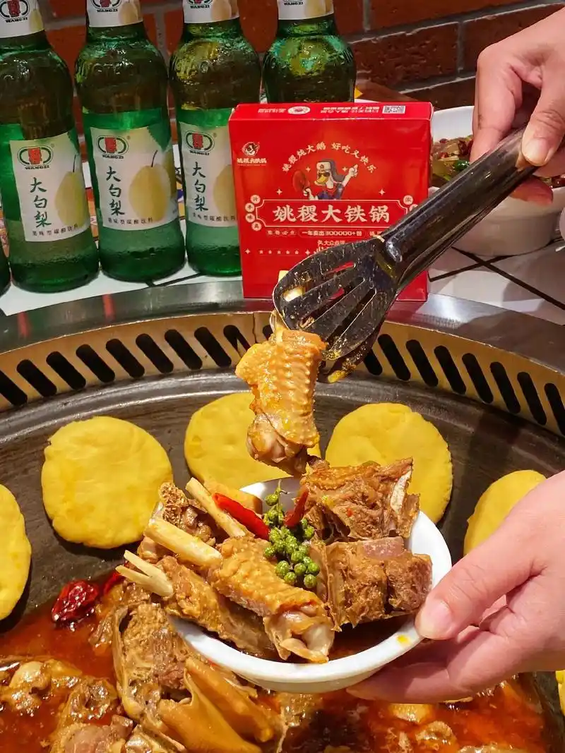 铁锅炖大鹅,新鲜直供的东北美味!东北围锅吃鲜鹅,香气撩人,相 - 抖音