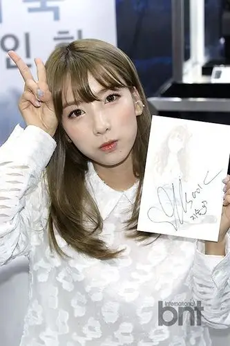 rainbow成员金智淑出席粉丝签名会 一身白裙清纯活泼