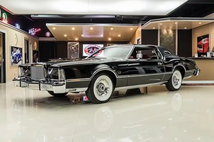 1976年林肯大陆豪华移动的大沙发且主驾副驾之间是没有障碍