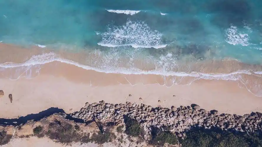 航拍大海海滩风景图片