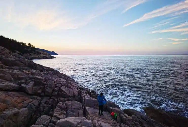 海风凉爽宜人,站在海边放眼望去,天高云淡,海天一色,心旷神怡…… 站