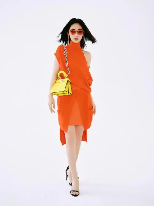 手拿黄色包包,干净清爽的短发搭配长长的流苏耳饰,整个人的fashion感