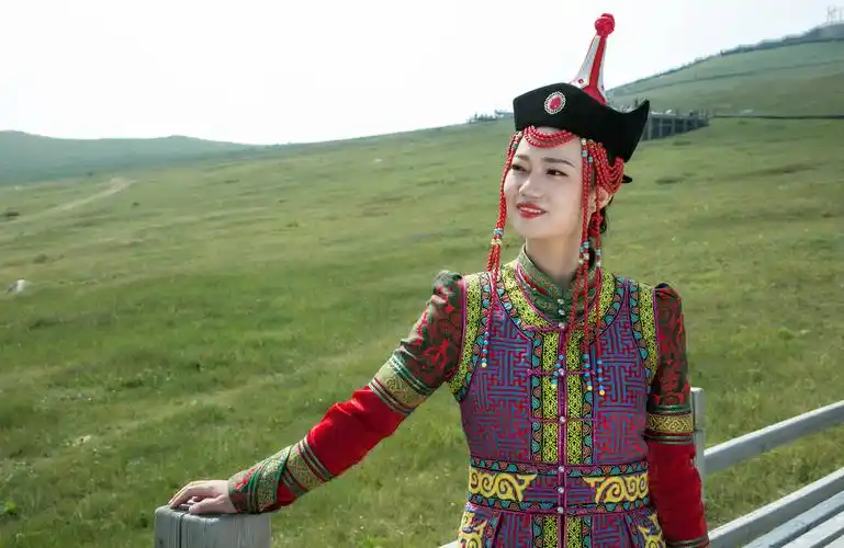 草原上的蒙古族姑娘