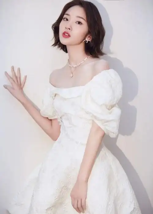 悄悄外翘的小发尾精致俏皮,一下就化身成了优雅的大小姐