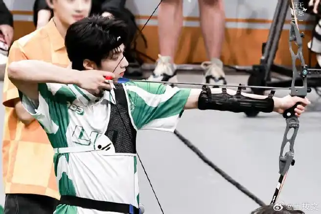 刘耀文运动会射箭#耀文是运动会最厉害最帅的宝宝@时代少年团-刘耀文