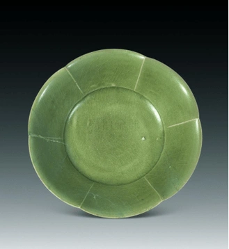 越窑秘色瓷,又被称为秘瓷,秘色越器,名字最早出现在晚唐诗人陆龟蒙的