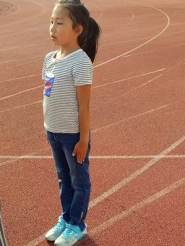 哇,车染谕的站姿很标准!学的很认真!点赞!