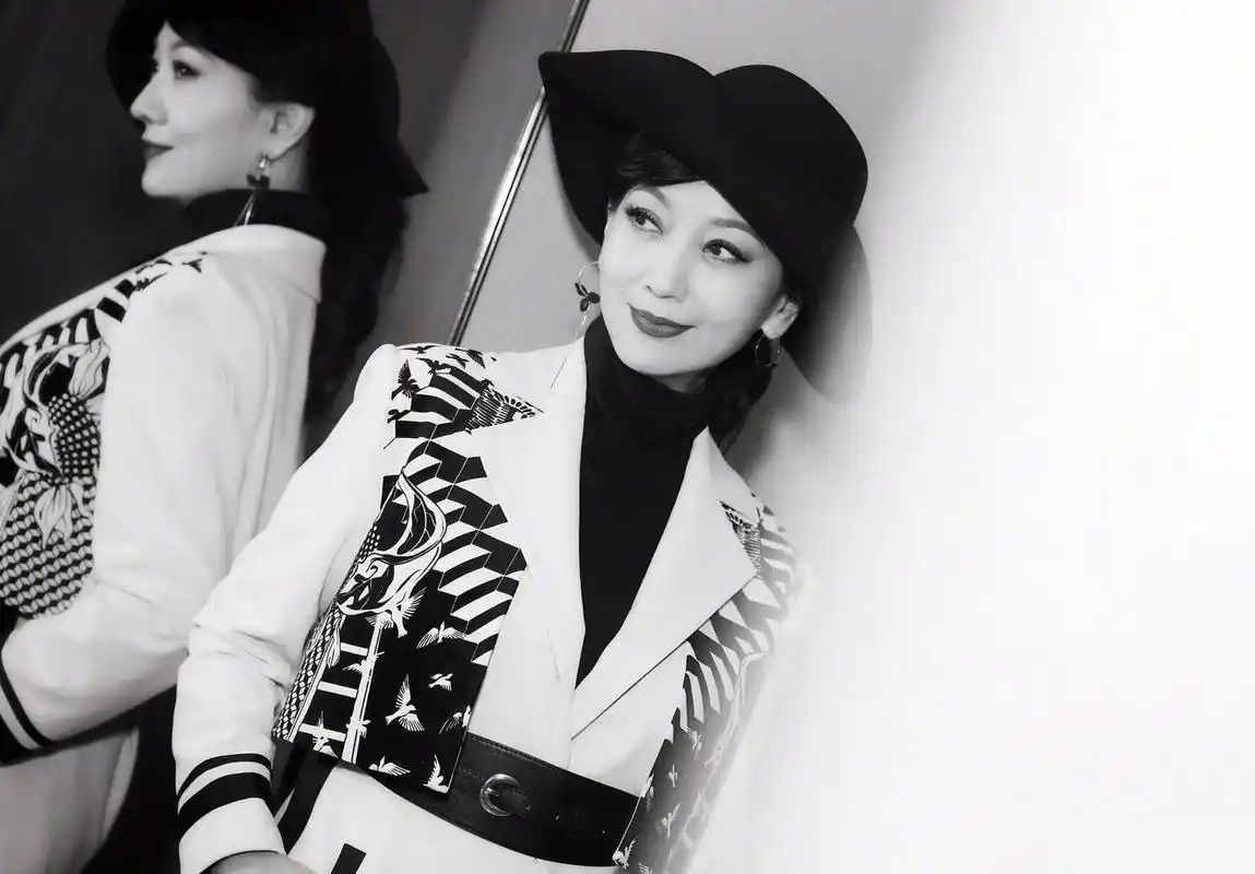 赵雅芝长款大衣搭配礼帽,晒黑白色调照片,复古名媛范十足!