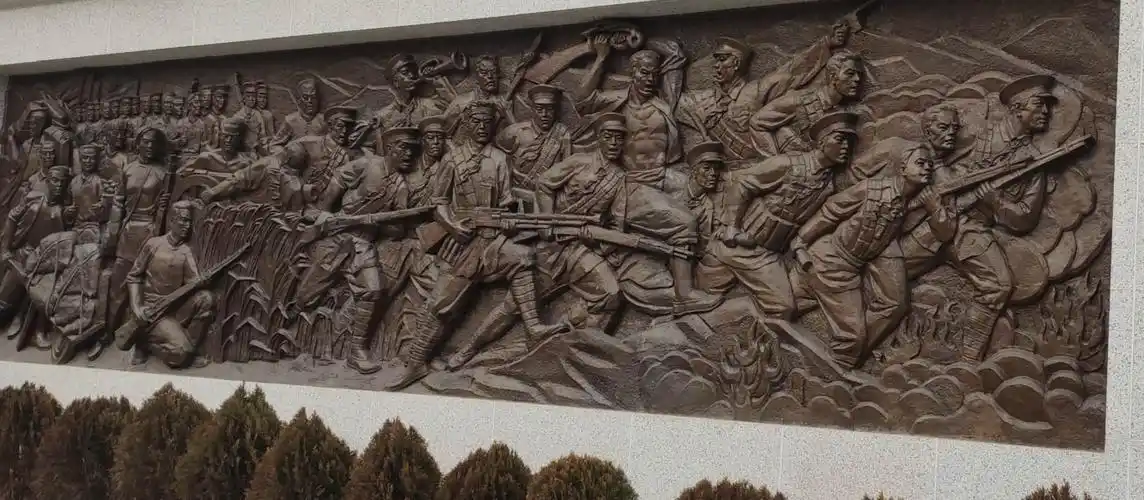 纪念碑下部的英雄群雕.