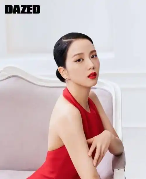 jisoo最新杂志写真曝光穿美艳红裙娇艳十足