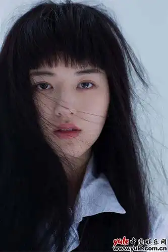 赵露思解锁齐刘海新发型高冷气质展别样个性