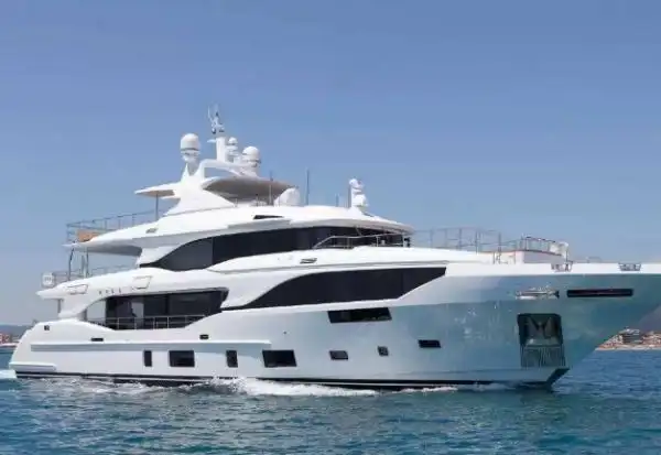 国产游艇30万左右图片 具备上下驾驶台及大型的沙龙