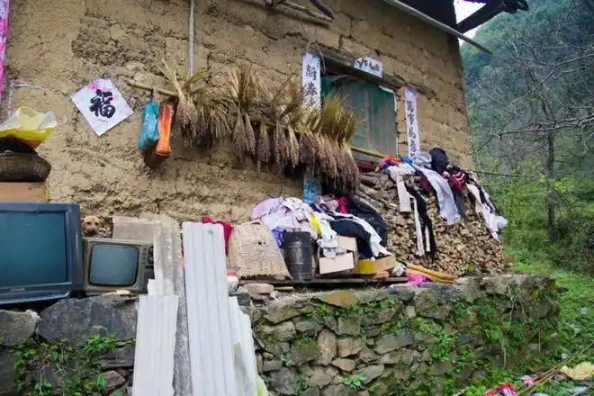 寻访秦岭遇到一栋老房子门口有狗电视机竟然被摆在了屋檐下