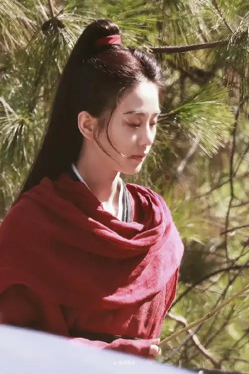 刘诗诗红衣高马尾古装造型